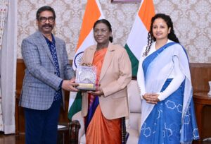 लोकभवन में राष्ट्रपति द्रौपदी मुर्मू से मिले सीएम हेमंत सोरेन
