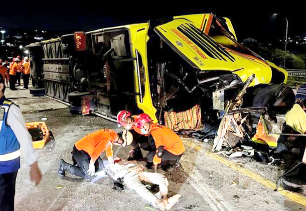 तेज रफ्तार बस पलटी, इंडोनेशिया में बड़ा सड़क हादसा; 15 की मौत, 19 घायल तेज रफ्तार बस पलटी, इंडोनेशिया में बड़ा सड़क हादसा; 15 की मौत, 19 घायल