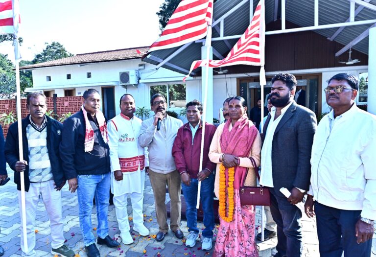 पेसा की मंजूरी पर मुख्यमंत्री से मिलकर आदिवासी संगठनों ने जताया आभार
