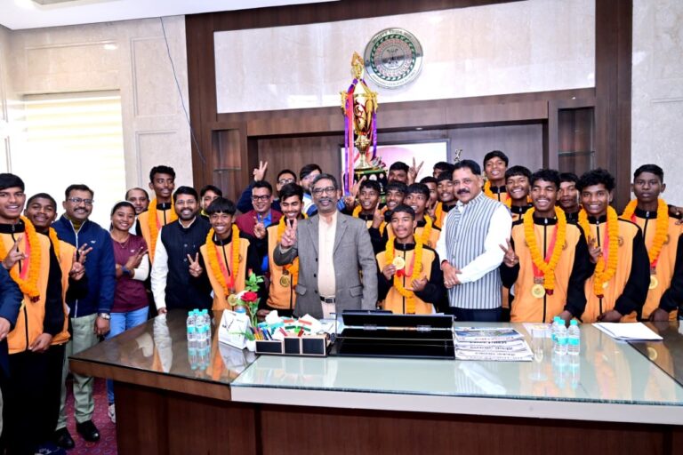 सीएम से अंडर-14 फुटबॉल टीम ने मुलाकात की, राष्ट्रीय चैंपियन बनने पर दी बधाई