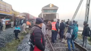 असम में हाथियों से टकराई राजधानी एक्सप्रेस, पांच डिब्बे पटरी से उतरे