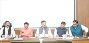 सवालों से घिरे प्रभारी मंत्री, आदिवासी जमीन घोटाले पर प्रेसवार्ता छोड़ी