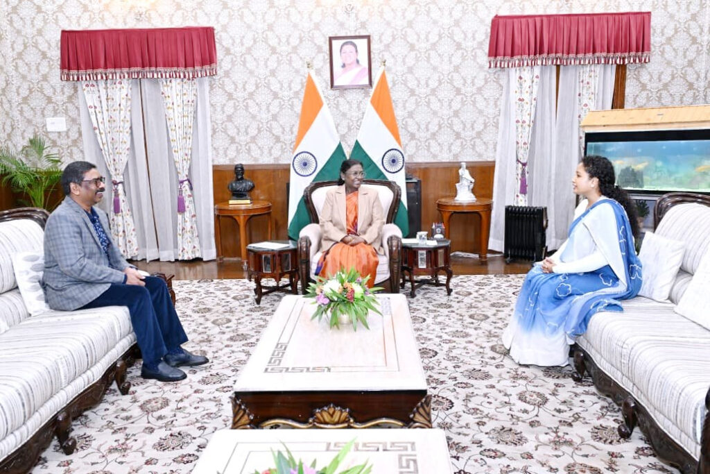 लोकभवन में राष्ट्रपति द्रौपदी मुर्मू से मिले सीएम हेमंत सोरेन