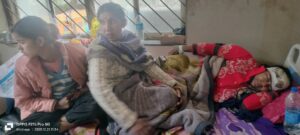 पड़ोसियों ने पुलिसकर्मी के परिवार पर हमला किया, 4 घायल