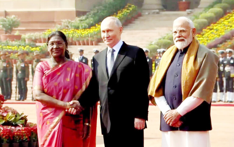 राष्ट्रपति भवन में पुतिन का भव्य स्वागत, 21 तोपों की सलामी दी गई