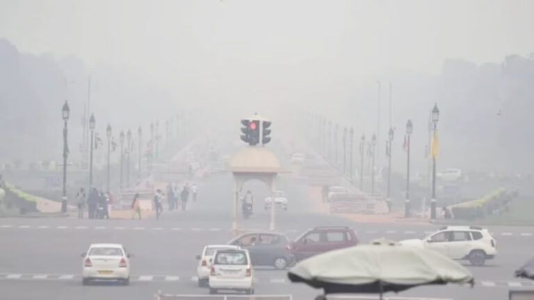 दिल्ली प्रदूषण पर रामदेव का बयान: एयर प्यूरिफायर अमीरों का चोचला