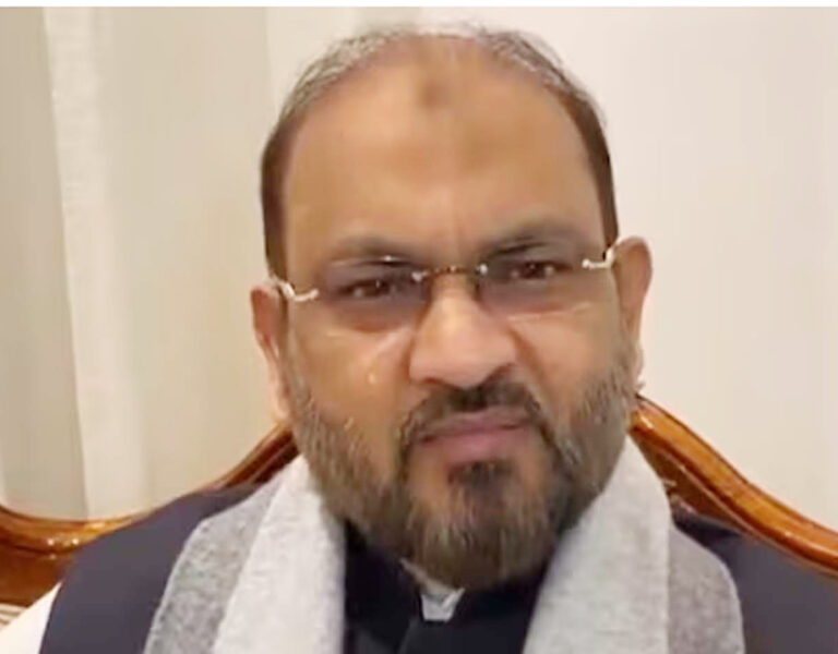 प्रियंका गांधी को नेतृत्व सौंपने की मांग पर कांग्रेस ने विधायक को निकाला प्रियंका गांधी को नेतृत्व सौंपने की मांग पर कांग्रेस ने विधायक को निकाला