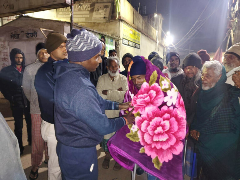 उपायुक्त ने ठंड से जूझ रहे जरूरतमंदों के बीच किया कंबल वितरण