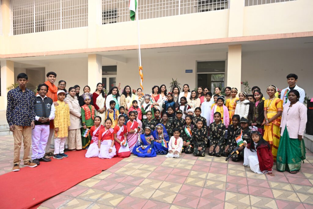 पतरातू विद्युत उत्पादन निगम लिमिटेड (पीवीयूएनएल), पतरातू में 77वाँ गणतंत्र दिवस अत्यंत हर्षोल्लास, देशभक्ति और गरिमामय वातावरण में मनाया गया। कार्यक्रम की शुरुआत सीआईएसएफ, डीजीआर, डीएवी स्कूल के विद्यार्थियों एवं अग्निशमन दल द्वारा प्रस्तुत भव्य परेड से हुई, जिसने उपस्थित जनसमूह में उत्साह और राष्ट्रीय गर्व का संचार किया।इसके पश्चात पीवीयूएनएल के मुख्य कार्यकारी अधिकारी श्री ए. के. सहगल ने उपस्थित जनसमूह को संबोधित किया। उन्होंने पावर प्लांट एवं बनहरडीह कोल माइनिंग परियोजना के विकास पर प्रसन्नता व्यक्त करते हुए सतत एवं जिम्मेदार व्यावसायिक विकास की दिशा में सभी को प्रेरित किया। उन्होंने सुरक्षा को सर्वोच्च प्राथमिकता बताते हुए कर्मचारियों के कौशल संवर्धन हेतु कर्मचारी विकास केंद्र (Employee Development Centre) की सराहना भी की।

अपने संबोधन के उपरांत राष्ट्रप्रेम और आशा के प्रतीक के रूप में रंग-बिरंगे गुब्बारों को आकाश में छोड़ा गया। इसके बाद बाल भवन द्वारा एक आकर्षक झांकी निकाली गई, जिसका उद्देश्य सतत विकास एवं एनटीपीसी के मूल्यों को प्रदर्शित करना था। कार्यक्रम में लिटिल जेम्स स्कूल के बच्चों ने देशभक्ति गीतों और नृत्य की मनमोहक प्रस्तुति देकर सभी को मंत्रमुग्ध कर दिया।

कार्यक्रम को आगे बढ़ाते हुए कस्तूरबा गांधी विद्यालय की छात्राओं ने पारंपरिक झारखंडी नृत्य की सुंदर प्रस्तुति दी। इसके पश्चात सृजन विद्यालय के बच्चों ने “सिंदूर” थीम पर आधारित भावपूर्ण नृत्य प्रस्तुत किया, जिसने दर्शकों को भावविभोर कर दिया। इसके बाद सीआईएसएफ की टुकड़ी द्वारा रोमांचक कॉम्बैट शो का प्रदर्शन किया गया।

इस अवसर पर मानवीयता पुरस्कार उन कर्मचारियों को प्रदान किया गया, जिन्होंने कार्य समय के बाद भी एसएससी जीडी अभ्यर्थियों को निःशुल्क कोचिंग प्रदान की। उनके शिक्षक श्री दीपेश जी को भी विशेष रूप से सम्मानित किया गया। साथ ही सीआईएसएफ बेस्ट परफॉर्मर अवॉर्ड का फेलिसिटेशन समारोह आयोजित किया गया तथा उत्कृष्ट कार्य के लिए कर्मचारियों को सीईओ मेरिटोरियस अवॉर्ड से भी सम्मानित किया गया।

कार्यक्रम में स्वर्णरेखा महिला समिति एवं लेडीज क्लब की अध्यक्षा श्रीमती रेणु सहगल भी उपस्थित रहीं। इस गरिमामय अवसर पर श्री विष्णु दत्ता दास (महाप्रबंधक, परियोजना), श्री जोगेश चंद्र पात्रा (महाप्रबंधक, संचालन), श्री मनीष खेतरपाल (महाप्रबंधक, ओ एंड एम), श्री जियाउर रहमान (एचओएचआर) सहित बड़ी संख्या में कर्मचारी एवं उनके परिजन उपस्थित रहे।

पूरे कार्यक्रम ने देशभक्ति, सामाजिक सरोकार, सतत विकास और संगठनात्मक मूल्यों का सशक्त संदेश दिया।