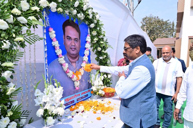 हेमन्त सोरेन धनबाद पहुंचे, डॉ बुद्धदेव महतो को श्रद्धांजलि हेमन्त सोरेन धनबाद पहुंचे, डॉ बुद्धदेव महतो को श्रद्धांजलि