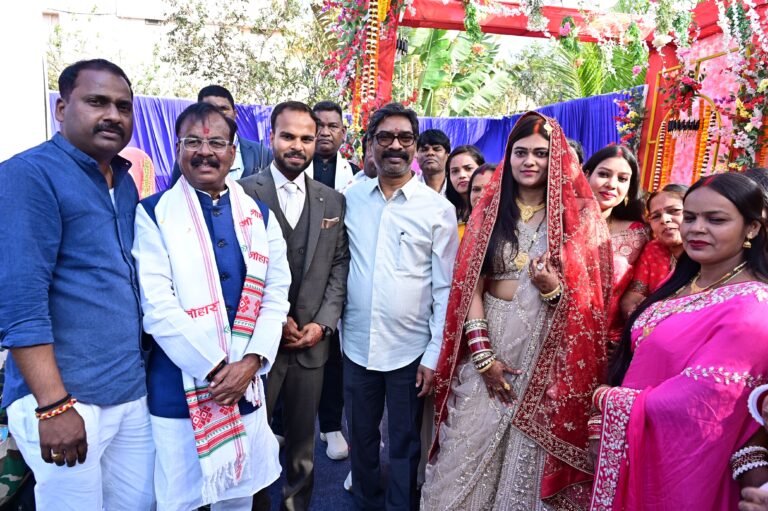 विधायक जनार्दन पासवान के पुत्र के विवाह समारोह में शामिल हुए मुख्यमंत्री हेमन्त सोरेन