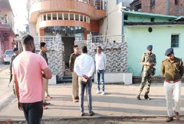 रामगढ़ फायरिंग केस: कोयला व्यवसायी के घर पहुंचे एसपी, जांच तेज रामगढ़ फायरिंग केस: कोयला व्यवसायी के घर पहुंचे एसपी, जांच तेज
