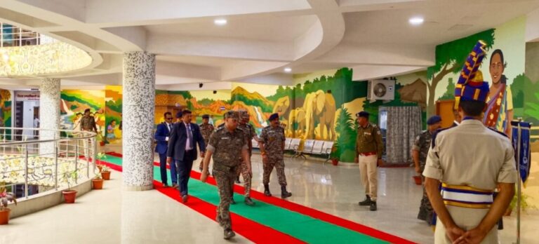 Chaibasa पहुंचे CRPF डीजी, सारंडा–कोल्हान में नक्सल विरोधी अभियान की समीक्षा