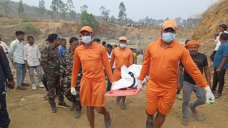 चौबीस घंटे बाद निकला पत्थर खदान में डूबे किशोर का शव