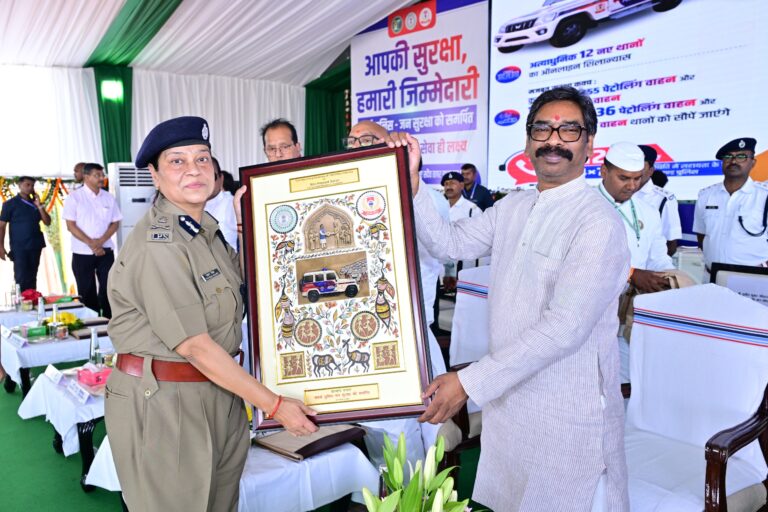 मुख्यमंत्री हेमंत सोरेन ने झारखंड पुलिस को सौंपे 1,485 आधुनिक वाहन