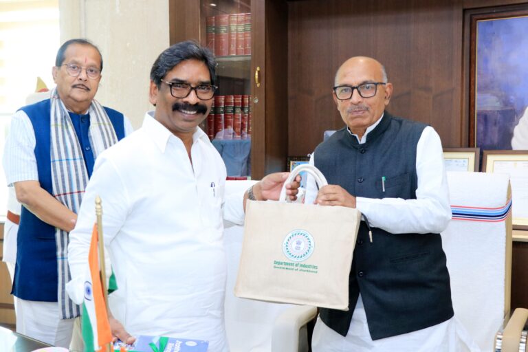 Hemant Soren ने ‘झारखंड राइजिंग’ पुस्तक की भेंट, विकास पर फोकस Hemant Soren ने ‘झारखंड राइजिंग’ पुस्तक की भेंट, विकास पर फोकस