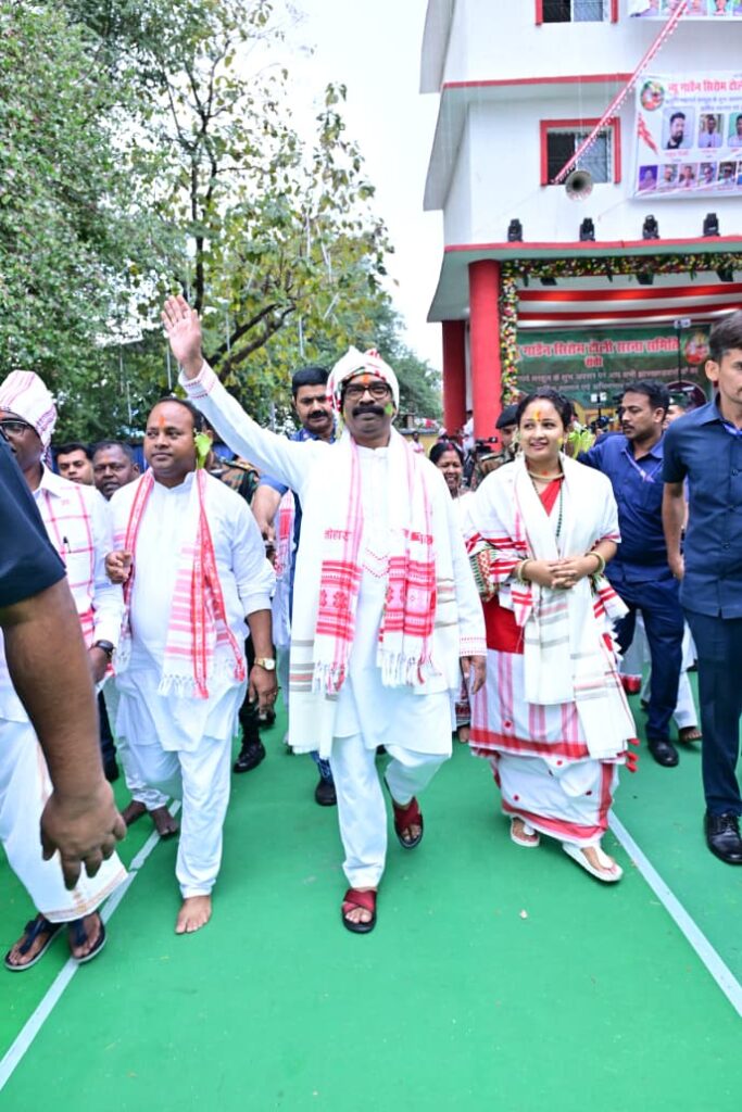 हेमंत सोरेन ने सरहुल पर्व पर आदिवासी संस्कृति का किया सम्मान