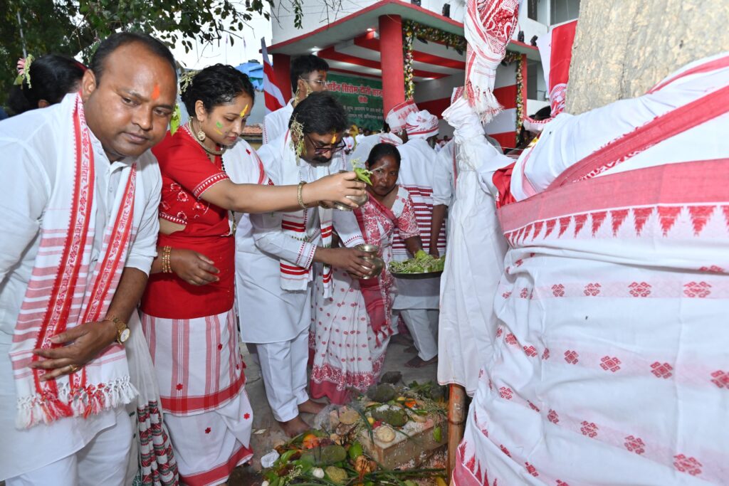 हेमंत सोरेन ने सरहुल पर्व पर आदिवासी संस्कृति का किया सम्मान
