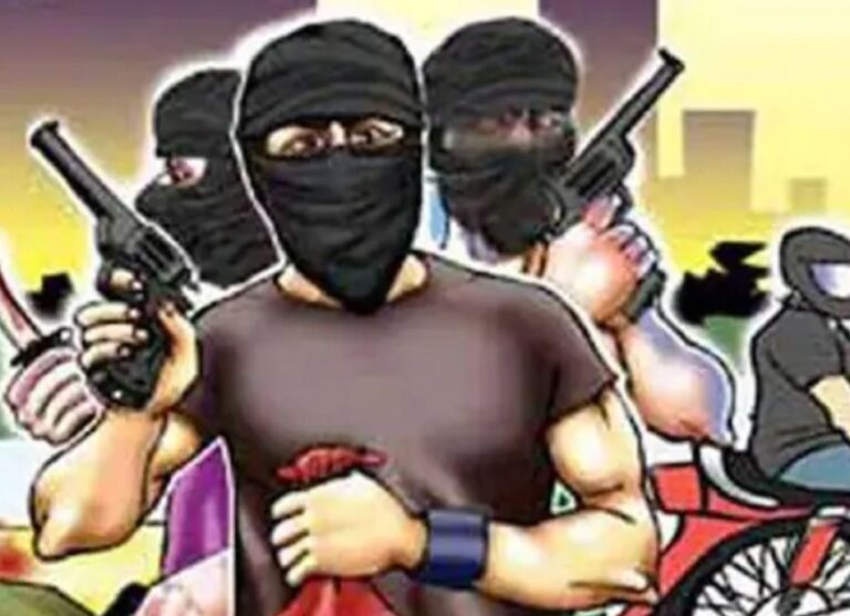 बीआईटी के दो पेट्रोल पंप में डकैती, जांच में जुटी पुलिस बीआईटी के दो पेट्रोल पंप में डकैती, जांच में जुटी पुलिस