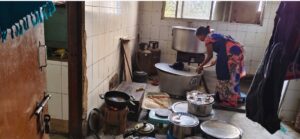 एलपीजी संकट: सदर अस्पताल की रसोई में लकड़ी-कोयले पर बन रहा मरीजों का खाना