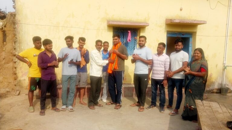 लोको पायलट में चयनित अभ्यर्थी को भगवा गमछा देकर किया गया सम्मानित