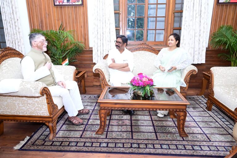 मुख्यमंत्री हेमंत सोरेन ने राज्यपाल को वर्ल्ड इकोनॉमिक फोरम की जानकारी दी मुख्यमंत्री हेमंत सोरेन ने राज्यपाल को वर्ल्ड इकोनॉमिक फोरम की जानकारी दी