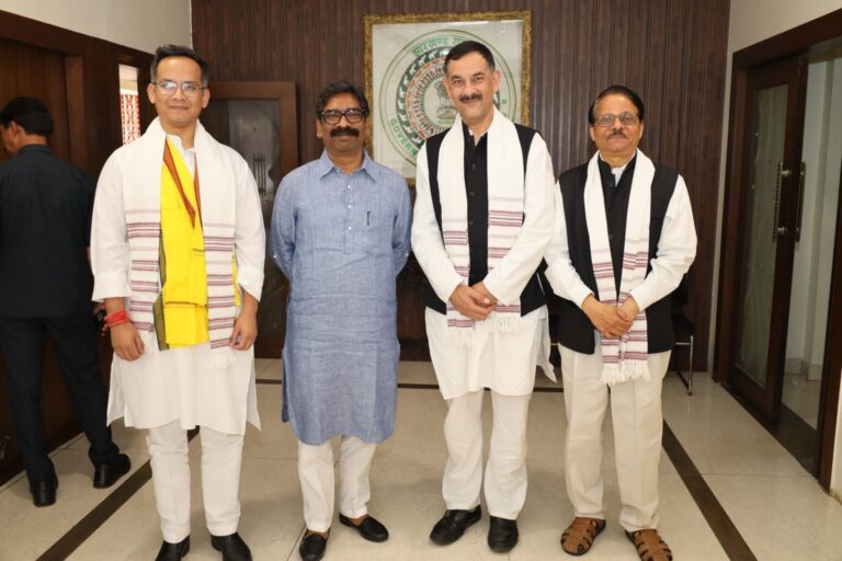 गौरव गोगोई ने हेमंत सोरेन से की मुलाकात, विकास योजनाओं पर चर्चा गौरव गोगोई ने हेमंत सोरेन से की मुलाकात, विकास योजनाओं पर चर्चा