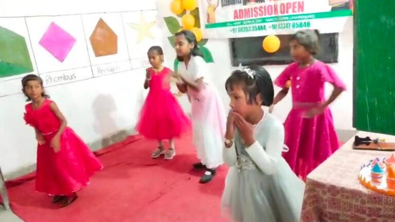 सरस्वती एकेडमी में वार्षिक उत्सव की धूम, रंगारंग कार्यक्रमों से सजा मंच