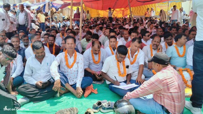 अपने विभिन्न समस्याओं को लेकर राज्य भर के पारा शिक्षक मुख्यमंत्री आवास के समक्ष अनिश्चितकालीन धरना पर बैठे