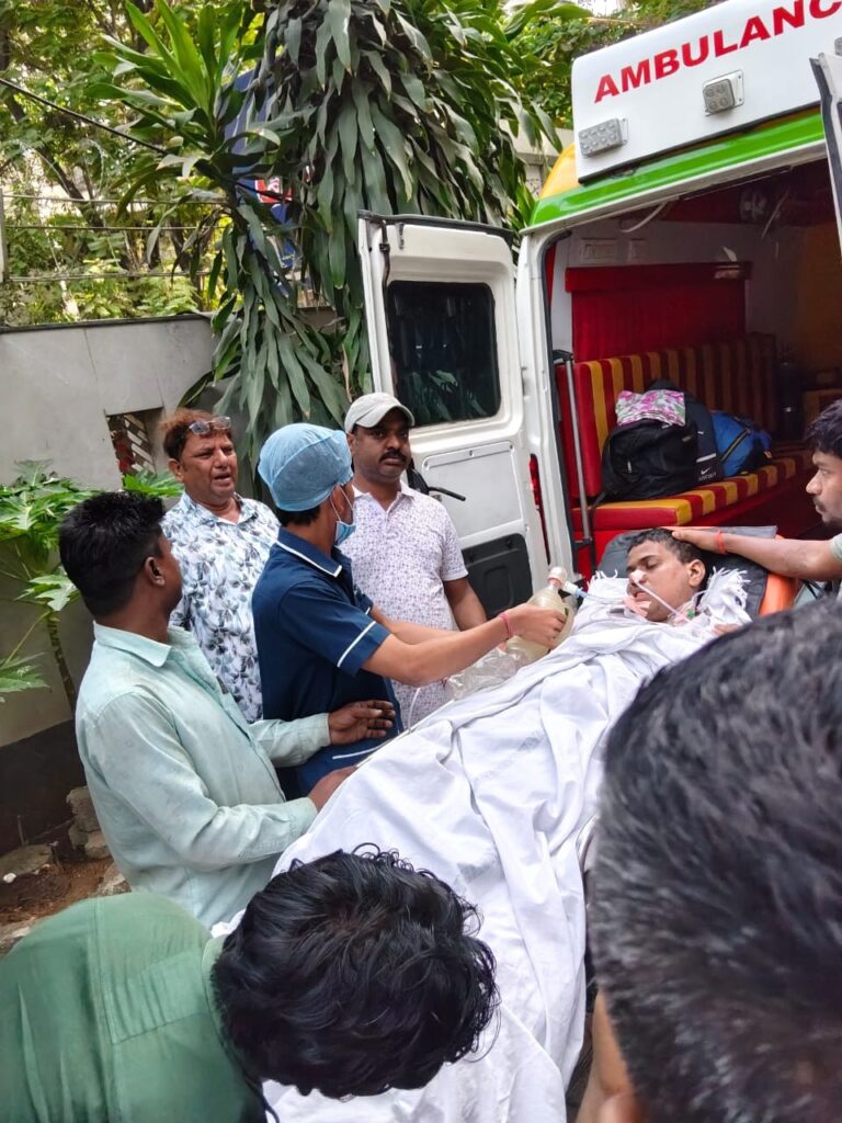 गंभीर रूप से बीमार प्रवासी मजदूर को झारखंडी एकता संघ ने एंबुलेंस से गांव पहुंचाया गंभीर रूप से बीमार प्रवासी मजदूर को झारखंडी एकता संघ ने एंबुलेंस से गांव पहुंचाया