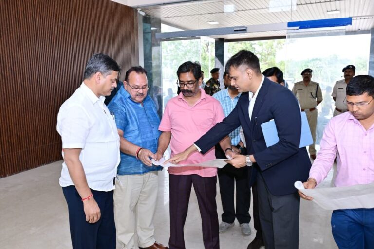 सीएम ने बिरसा मुंडा हवाई अड्डा परिसर में निर्माणाधीन स्टेट हैंगर का किया निरीक्षण, गुणवत्ता और समयसीमा पर दिए निर्देश