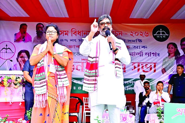 हेमंत सोरेन ने चाय बागानों के श्रमिकों के अधिकारों के लिए किया आक्रामक हमला हेमंत सोरेन ने चाय बागानों के श्रमिकों के अधिकारों के लिए किया आक्रामक हमला