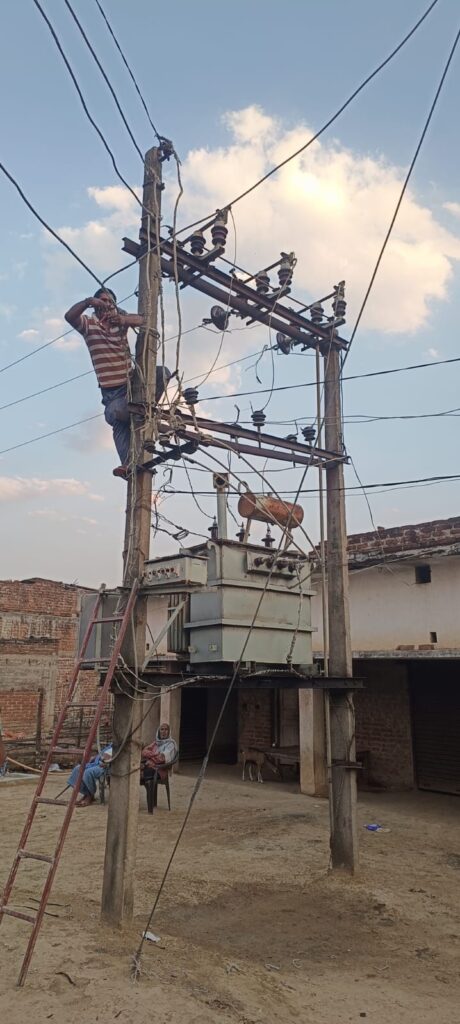 ग्रामीण अंधेरे में जीने को मजबूर, बिजली समस्या से पठन-पाठन बाधित ग्रामीण अंधेरे में जीने को मजबूर, बिजली समस्या से पठन-पाठन बाधित