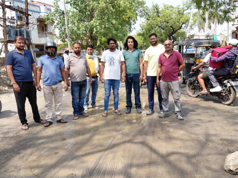 रोड की बदहाल स्थिति पर फूटा लोगों का गुस्सा, मुख्यमंत्री ने लिया संज्ञान