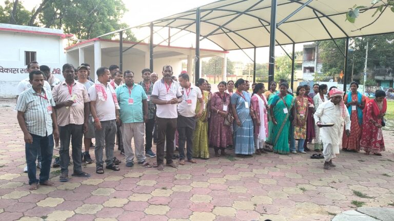 जनजातीय संस्कृति की गूंज लेकर दिल्ली रवाना हुए धुर्वा के सैकड़ों लोग