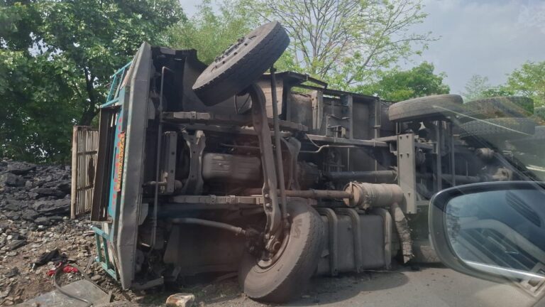 राढहा पुल पर मौत बनकर दौड़ा कोयला लदा ट्रक, अनियंत्रित होकर बीच सड़क पलटा