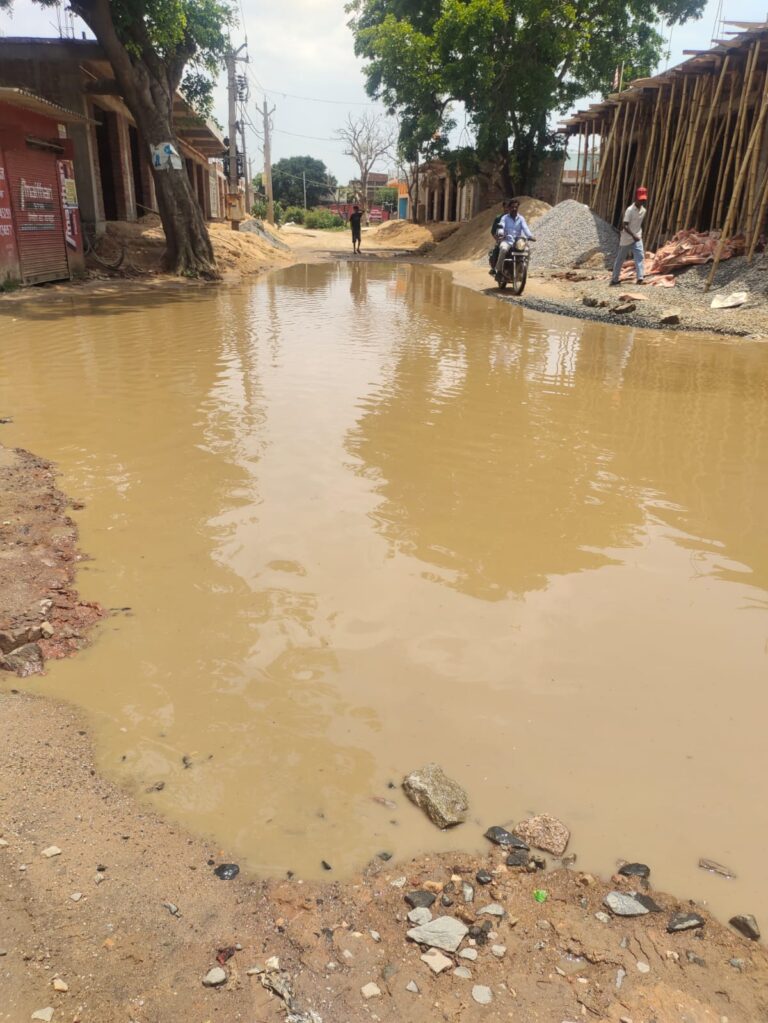 कीचड़, जलजमाव और बदहाली की राह: गहनू मोड़ की सड़क बनी ग्रामीणों के लिए मुसीबत का सबब