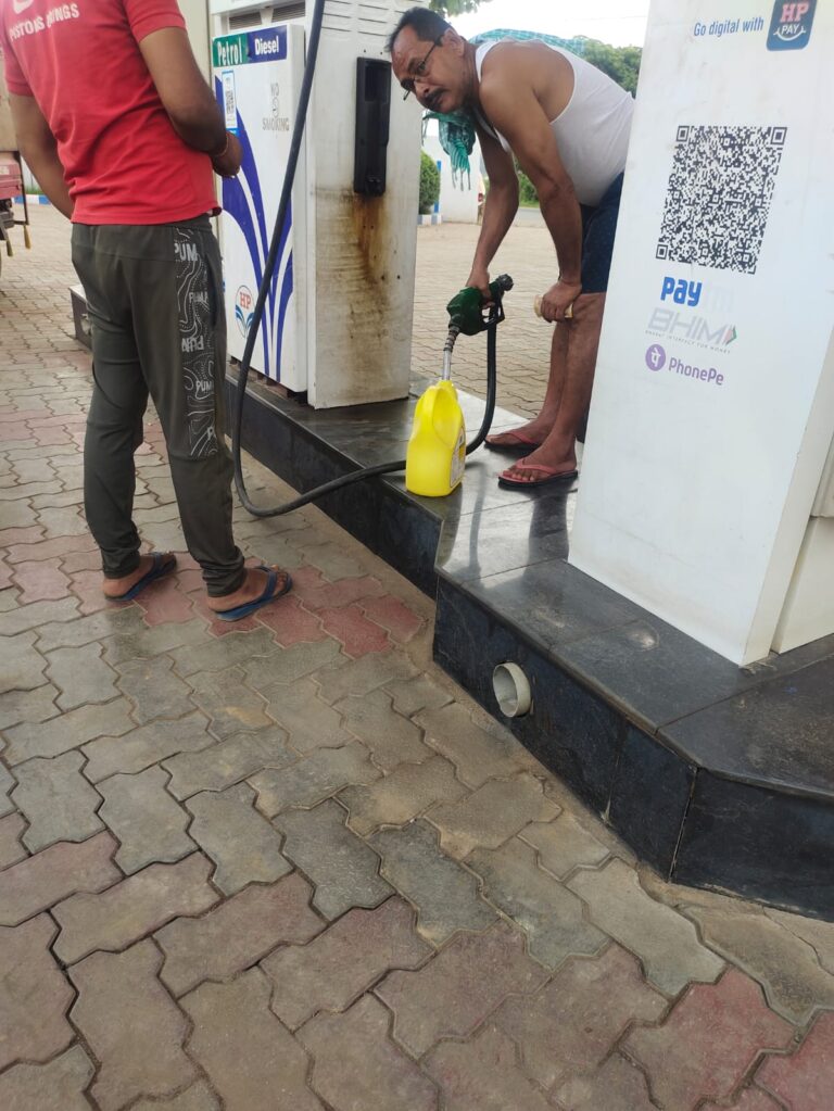 बोतल में डीजल-पेट्रोल देने पर सवाल, होचर पारेह पाठ गांव के HP पेट्रोल पंप की कार्यशैली पर उठे गंभीर प्रश्न