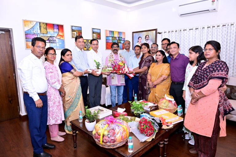 नवप्रोन्नत झाप्रसे अधिकारियों ने मुख्यमंत्री हेमन्त सोरेन से की शिष्टाचार मुलाकात