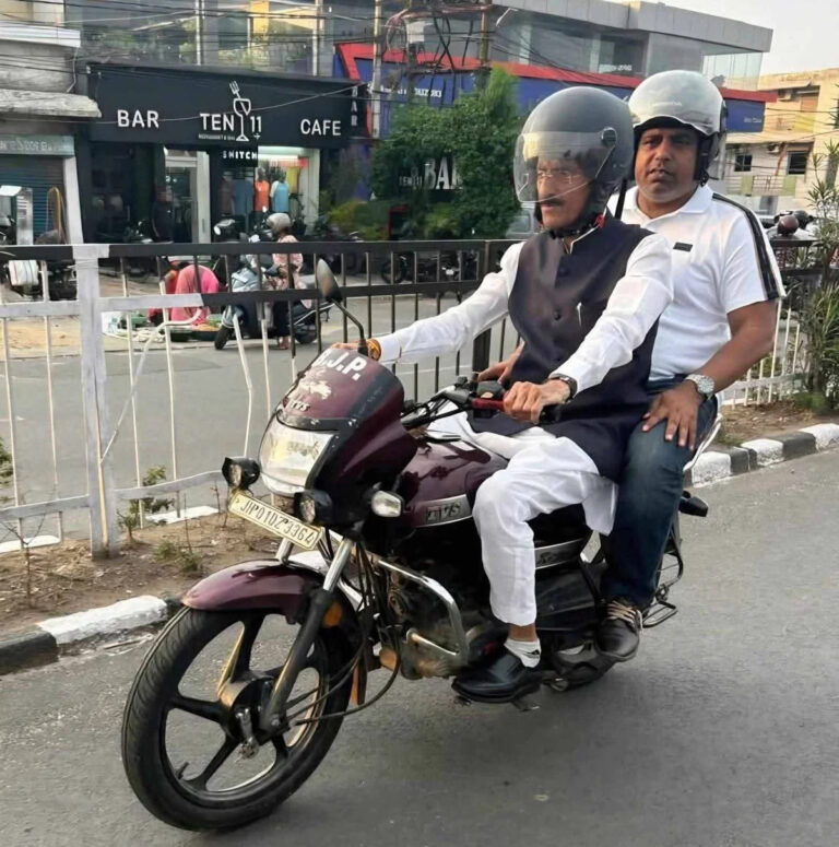 नियमों का संदेश देने निकले मंत्री, खुद की बाइक निकली दोषी