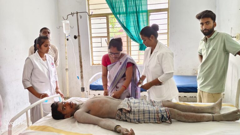 करंट की चपेट में आने से महिला की मौत, बचाने गया युवक गंभीर रूप से घायल करंट की चपेट में आने से महिला की मौत, बचाने गया युवक गंभीर रूप से घायल