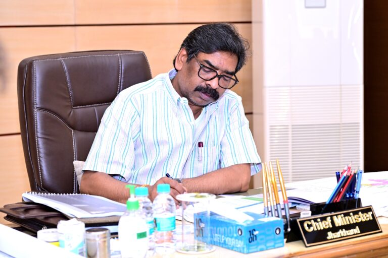 मुख्यमंत्री ने अवैध खनन, ओवरलोडिंग और बालू माफियाओं पर कड़ी कार्रवाई के दिए निर्देश