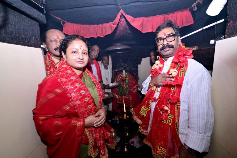 मुख्यमंत्री हेमन्त पत्नी कल्पना सोरेन संग पहुंचे दिउड़ी मंदिर, की पूजा-अर्चना