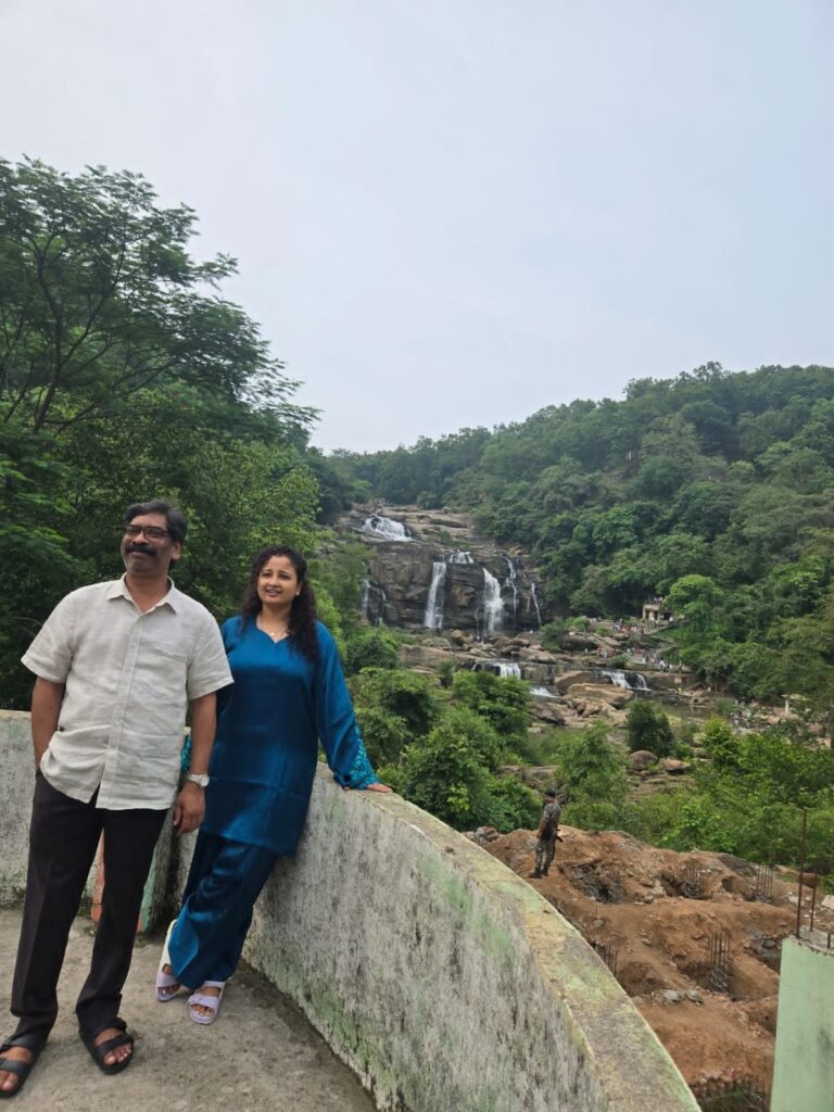पत्नी कल्पना सोरेन के साथ जोन्हा फॉल पहुंचे मुख्यमंत्री हेमंत सोरेन, प्रकृति के बीच बिताए सुकून के पल