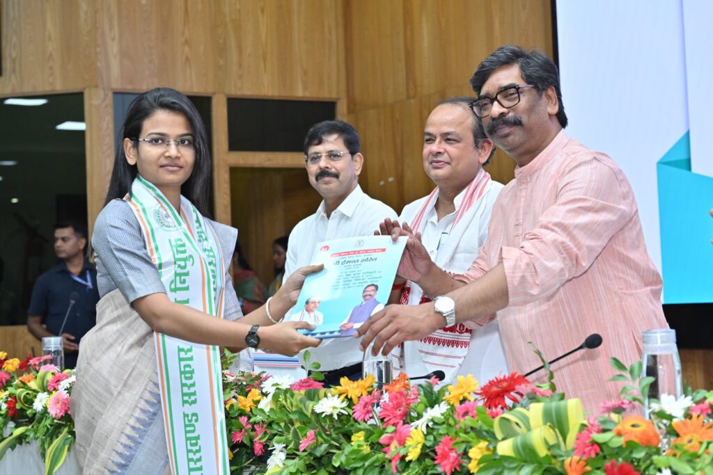 मुख्यमंत्री हेमंत सोरेन ने 262 नव-चयनित अभ्यर्थियों को सौंपे नियुक्ति पत्र