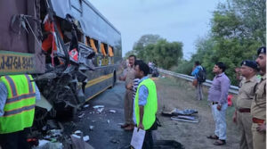 यमुना एक्सप्रेसवे पर ट्रक से टकराई वोल्वो बस, चार यात्रियों की मौत, 19 घायल