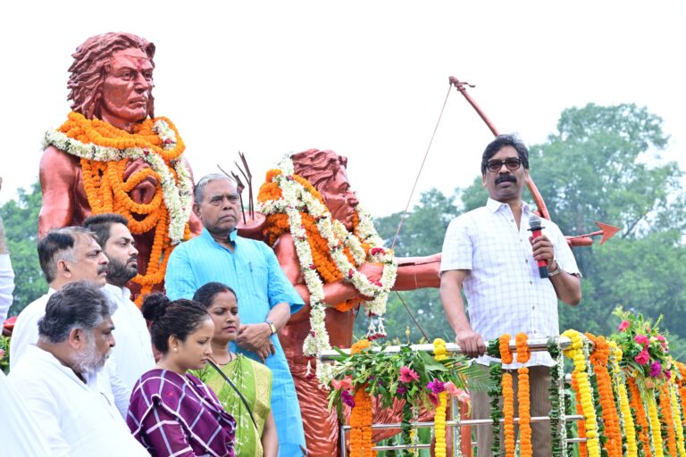 मुख्यमंत्री ने हूल विद्रोह के महानायकों सिदो-कान्हू को दी श्रद्धांजलि, कहा- अन्याय के खिलाफ संघर्ष की अमर प्रेरणा है हूल
