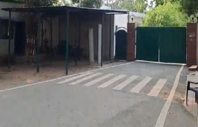 लालू यादव और राबड़ी देवी ने आवास से सुरक्षाकर्मियों को हटाया, सुरक्षा में कटौती के विरोध का संकेत लालू यादव और राबड़ी देवी ने आवास से सुरक्षाकर्मियों को हटाया, सुरक्षा में कटौती के विरोध का संकेत