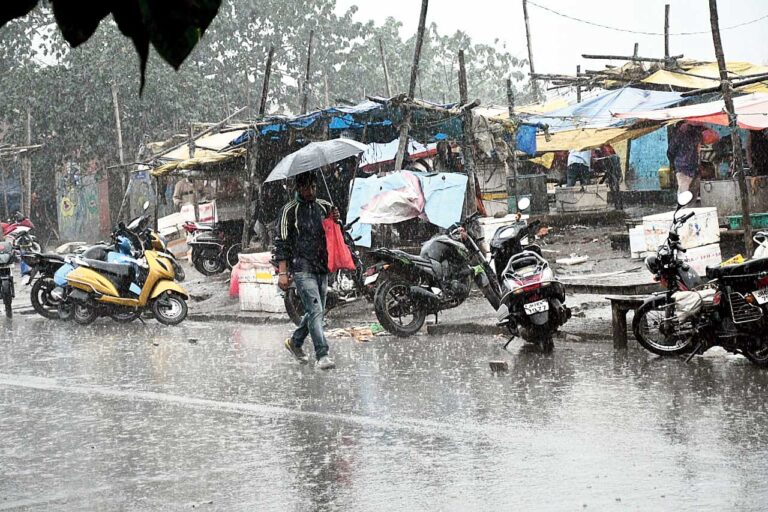 झारखंड में बदला मौसम का मिजाज: रांची में झमाझम बारिश, कई जिलों में वज्रपात तो कहीं लू का अलर्ट