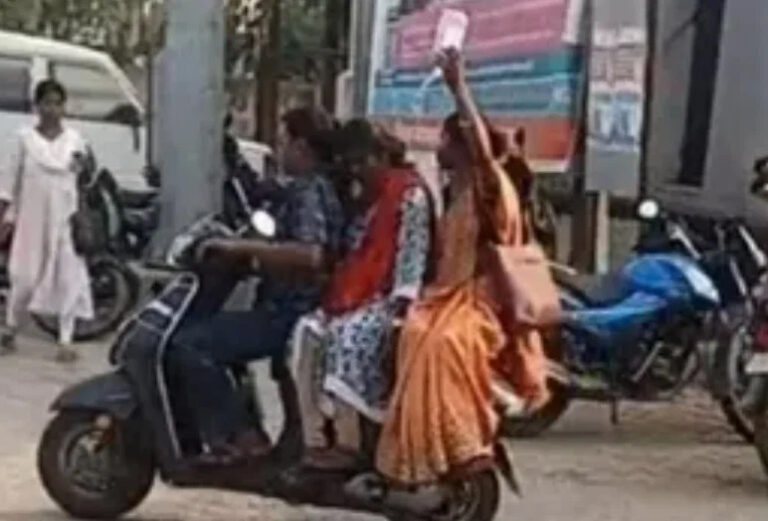स्लाइन चढ़ी गर्भवती को स्कूटी पर अस्पताल ले गए परिजन, स्वास्थ्य व्यवस्था पर उठे सवाल स्लाइन चढ़ी गर्भवती को स्कूटी पर अस्पताल ले गए परिजन, स्वास्थ्य व्यवस्था पर उठे सवाल